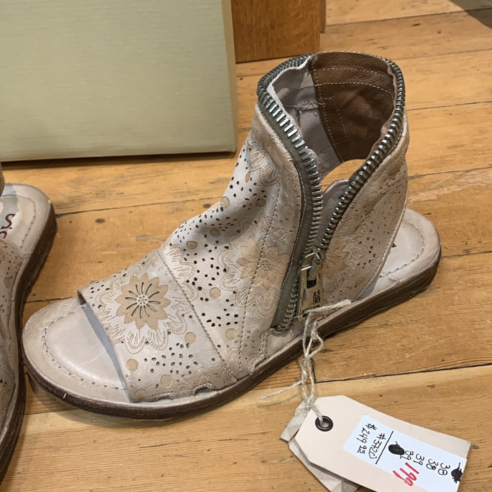A.S.98 Ritchie floral sandal in color dust. NIB. Great timeless style. Now $159 - Picture 2 of 5